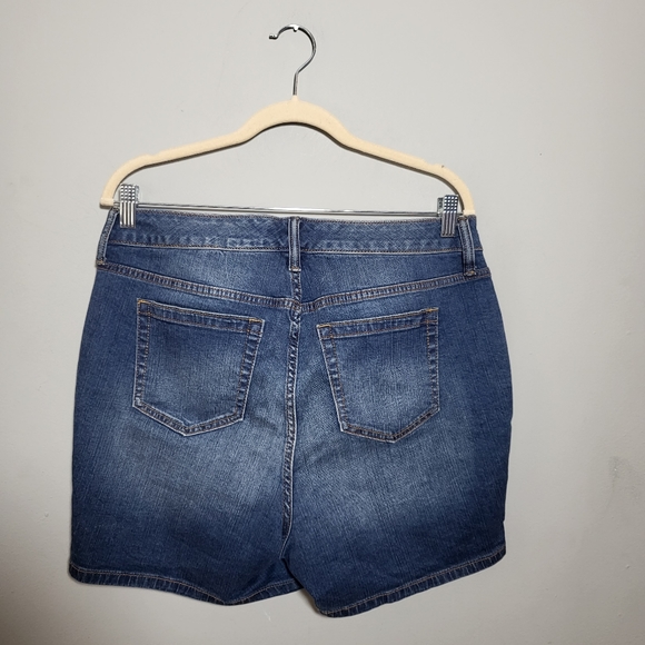 🌜TORRID NWOT Denim Shorts | Medium Wash | Distressed | size 12 - Picture 2 of 8